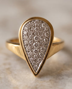 Pavé diamond pear-shape plaque ring in 18K yellow gold, front view