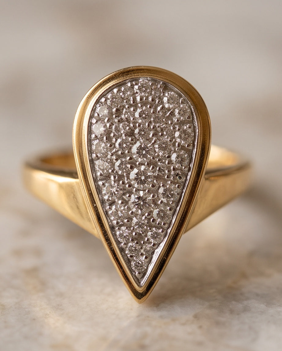 Pavé diamond pear-shape plaque ring in 18K yellow gold, front view